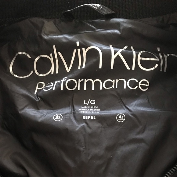 Calvin Klein cropped quilted vest in leopard print - Picture 8 of 12